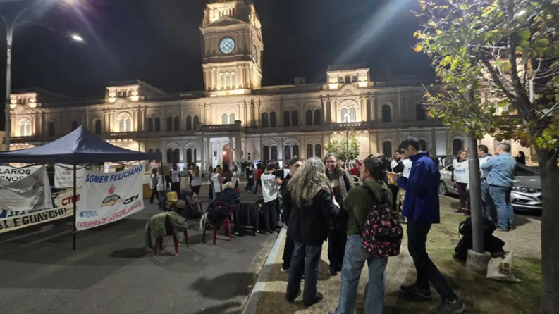 Agmer retoma el acampe frente a Casa de Gobierno en rechazo a la reforma previsional - imagen de origen
