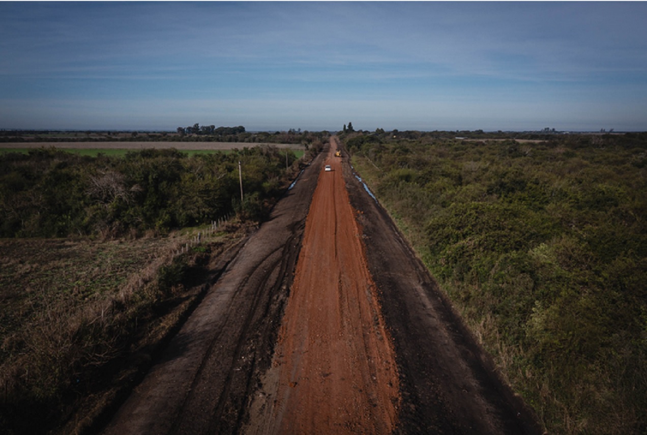 La provincia invierte más de 24.000 millones de pesos en mejora de caminos y maquinaria vial - imagen de origen