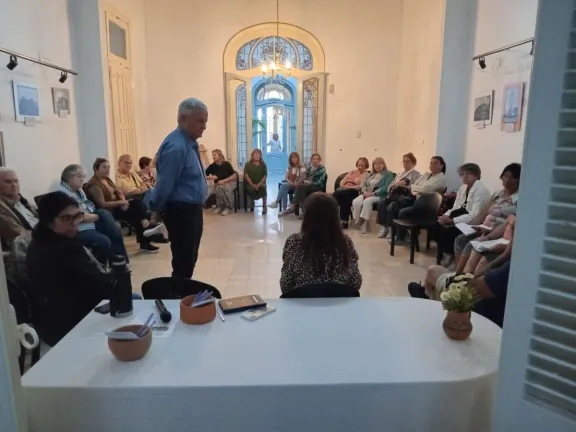 Invitan a participar en Uader Paraná de una mesa de diálogos sobre la situación de los adultos mayores - imagen de origen