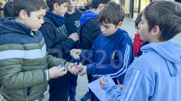 Fiebre por las figuritas: el Mercado Munilla se llenó de intercambios en familia - imagen de origen