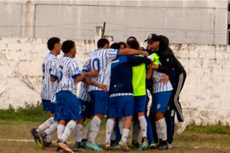 Sportivo Urquiza golpeó en el clásico y venció a Peñarol como visitante - imagen de origen