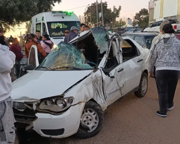 Locura al volante: manejaba ebrio una retroexcavadora y choco al cinco vehículos - imagen de origen