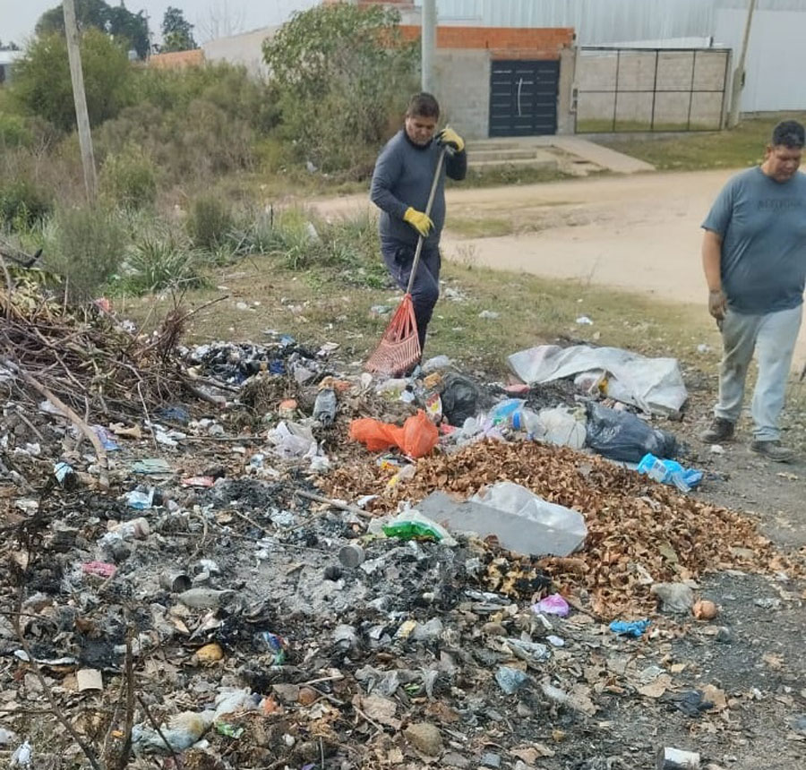El municipio continúa la limpieza diaria de minibasurales en la ciudad - imagen de origen
