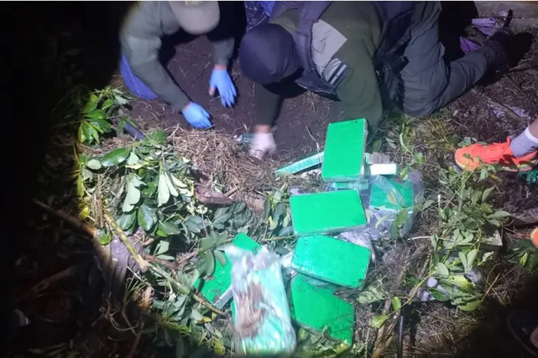 Hallan 50 kilos de cocaína en la casa de la madre de un acusado - Informe Digital - imagen de origen