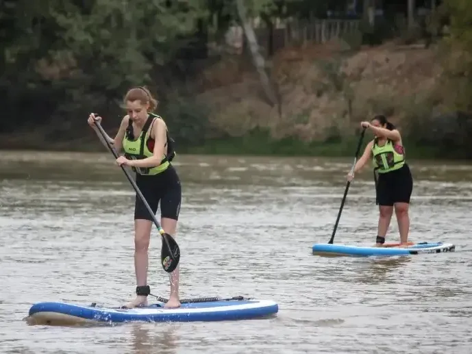 Tragedia en el lago: muere una mujer mientras practicaba un deporte náutico - imagen de origen