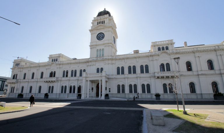 Este viernes se celebra el Día del Trabajador Estatal: los empleados del gobierno entrerriano gozan de un feriado - imagen de origen