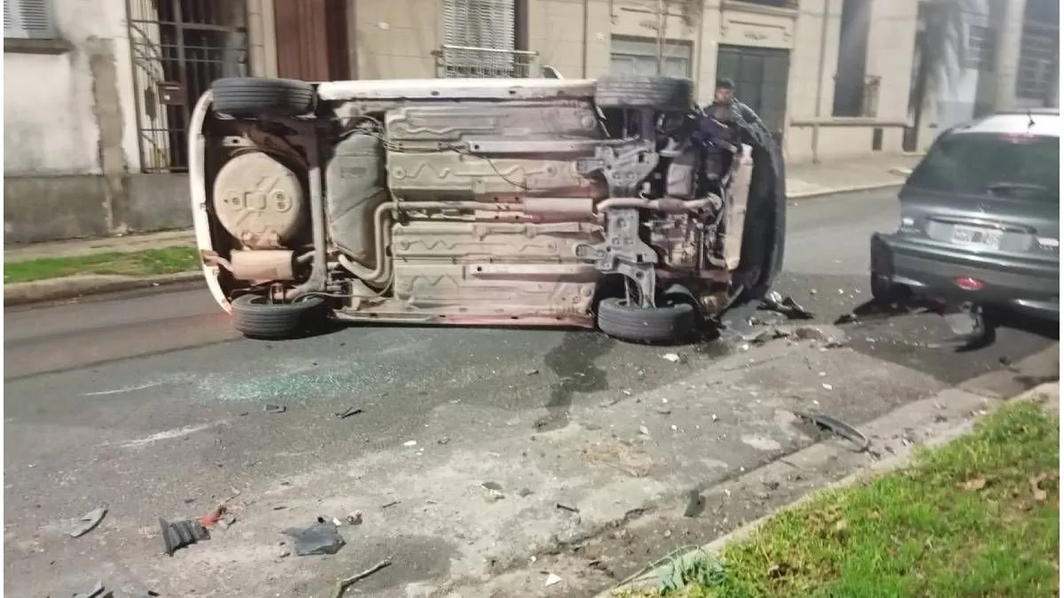 Paraná: conductor maniobró para evitar a un perro y terminó impactando contra un auto estacionado - imagen de origen