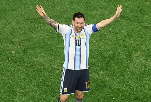 A 40 años de Diego barriendo a los ingleses, el mundo se rinde a los pies de Messi - imagen de origen