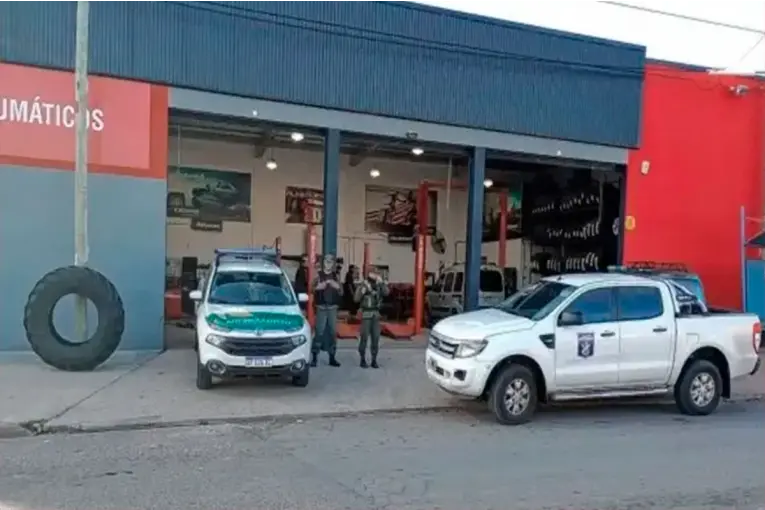 Contrabando de neumáticos: detalles de cómo operaba la red que terminó con un jefe policial y otros 16 imputados - imagen de origen