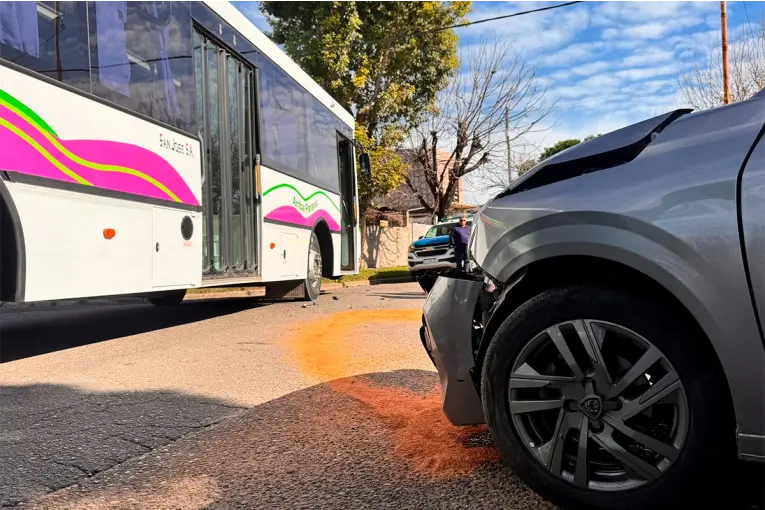 Choque entre colectivo urbano y auto dejó dos personas lesionadas en Paraná - imagen de origen