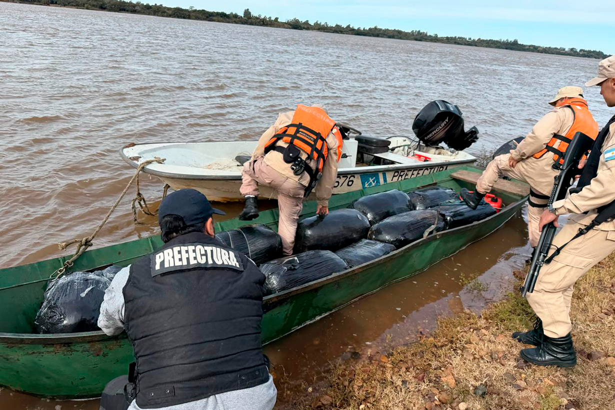 Prefectura evitó que cruzasen de Concordia a Salto con un contrabando de ropa valuada en $18 millones - Noticias - Elentrerios.com - imagen de origen