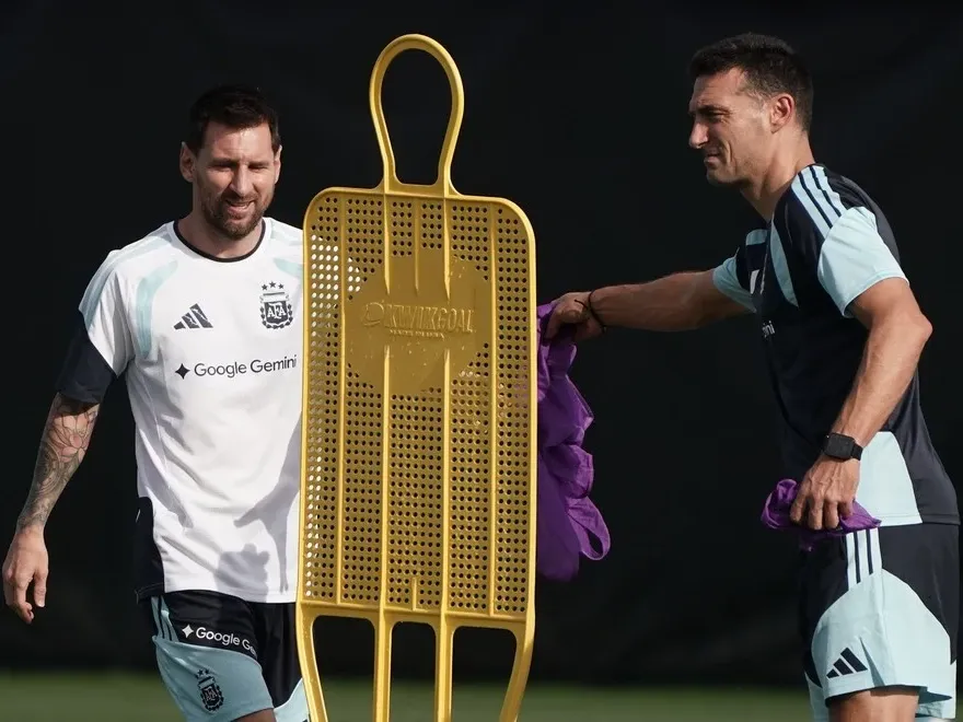 Scaloni tomó una decisión sobre el Dibu Martínez y Lionel Messi de cara al partido con Jordania - imagen de origen