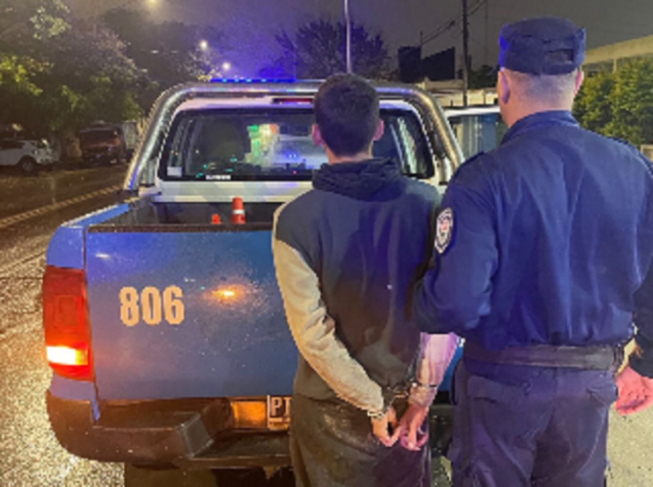 Vecinos persiguieron a hombre que robó hidrolavadora. Luego fue detenido por la policía - imagen de origen