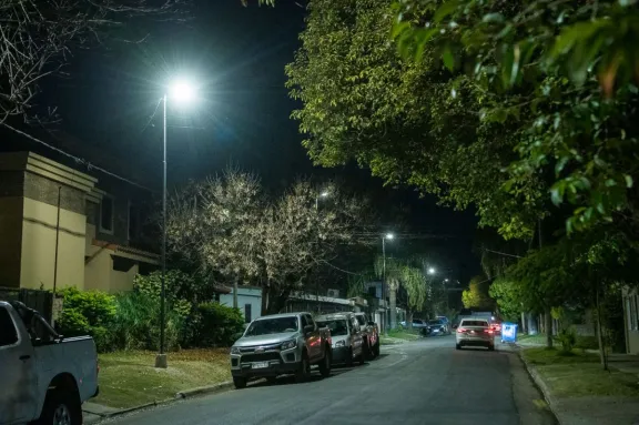 El plan Paraná 100% LED sigue modernizando el sistema de alumbrado público de nuevos barrios - imagen de origen