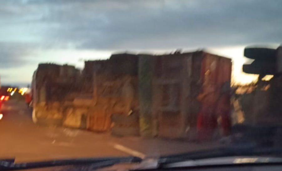 Volcó un camión cargado con carbón en la Autovía 14 y el tránsito se encuentra regulado - imagen de origen