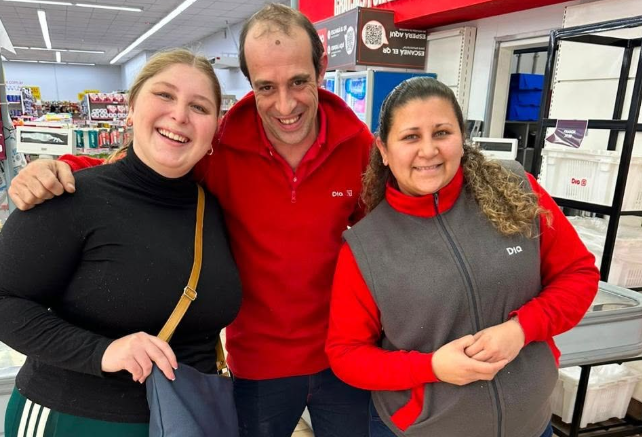 Un caso que habla bien de Concordia: empleados de un supermercado rastrearon a turistas para devolverles una cartera perdida - 7PAGINAS - imagen de origen