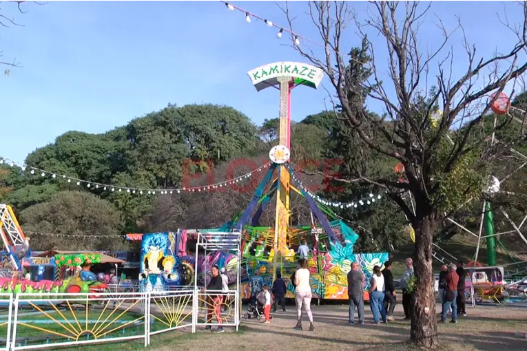 Más de 130 chicos que concurren a merenderos de Paraná visitaron el parque de diversiones de la costanera - imagen de origen