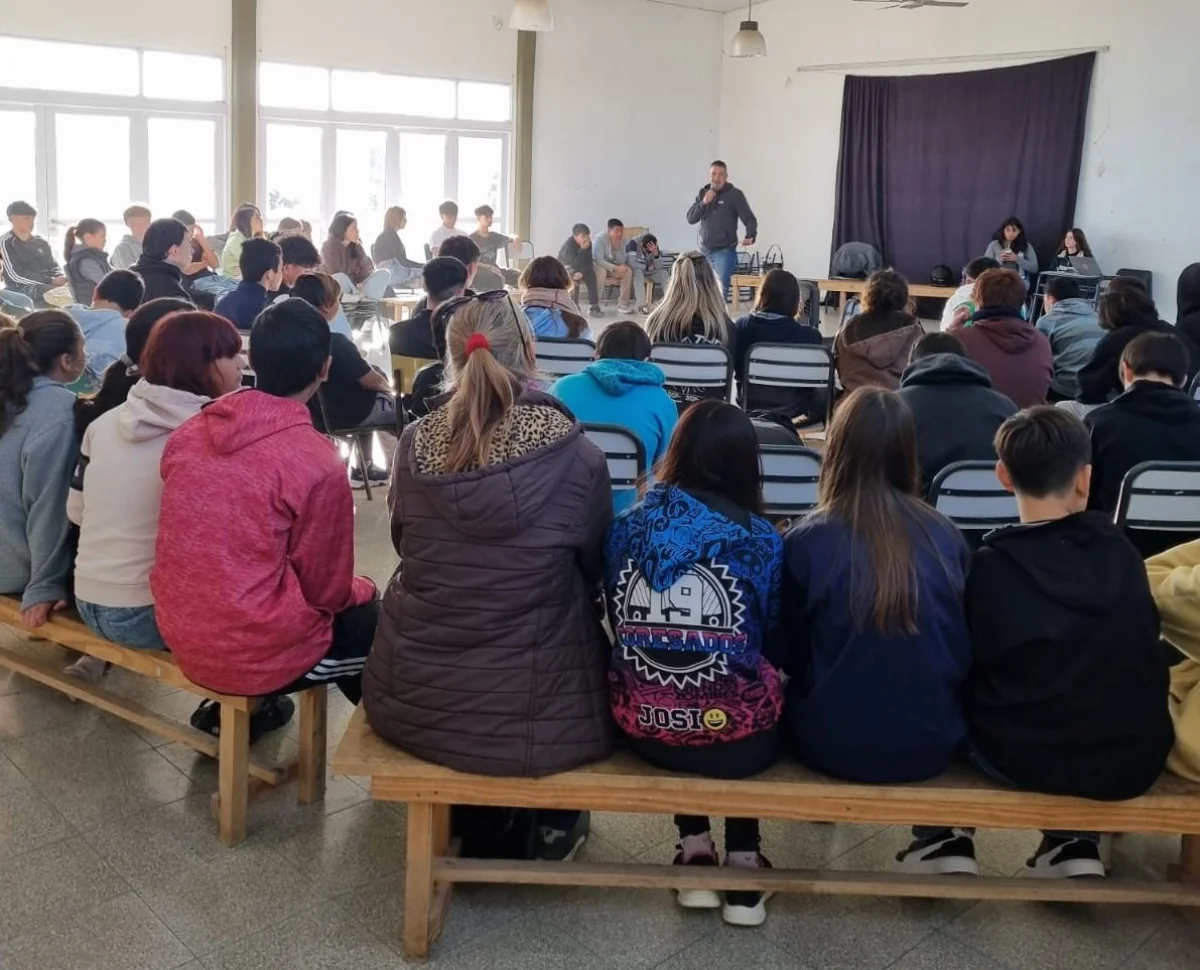 Nueva charla en escuela de la ciudad sobre adolescencia, suicidio y violencias - imagen de origen