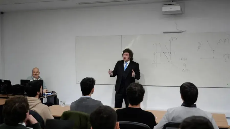 Milei dio una clase de macroeconomía en una universidad privada y mañana encabeza una conferencia en el MALBA | Análisis - imagen de origen