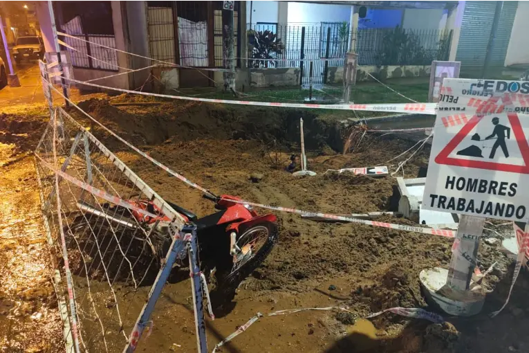 Motociclista cayó a un pozo de obra y terminó herida en Concordia - Informe Digital - imagen de origen