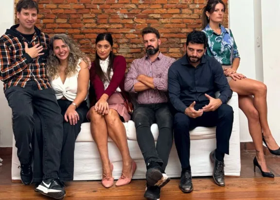 Vuelve el Teatro: la obra “Bajo Terapia” será presentada este domingo en el Instituto Magnasco - imagen de origen