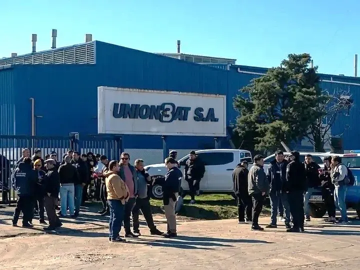 Dictaron conciliación obligatoria por los 100 despidos en Unionbat, pero la empresa no dejó ingresar a los trabajadores - imagen de origen