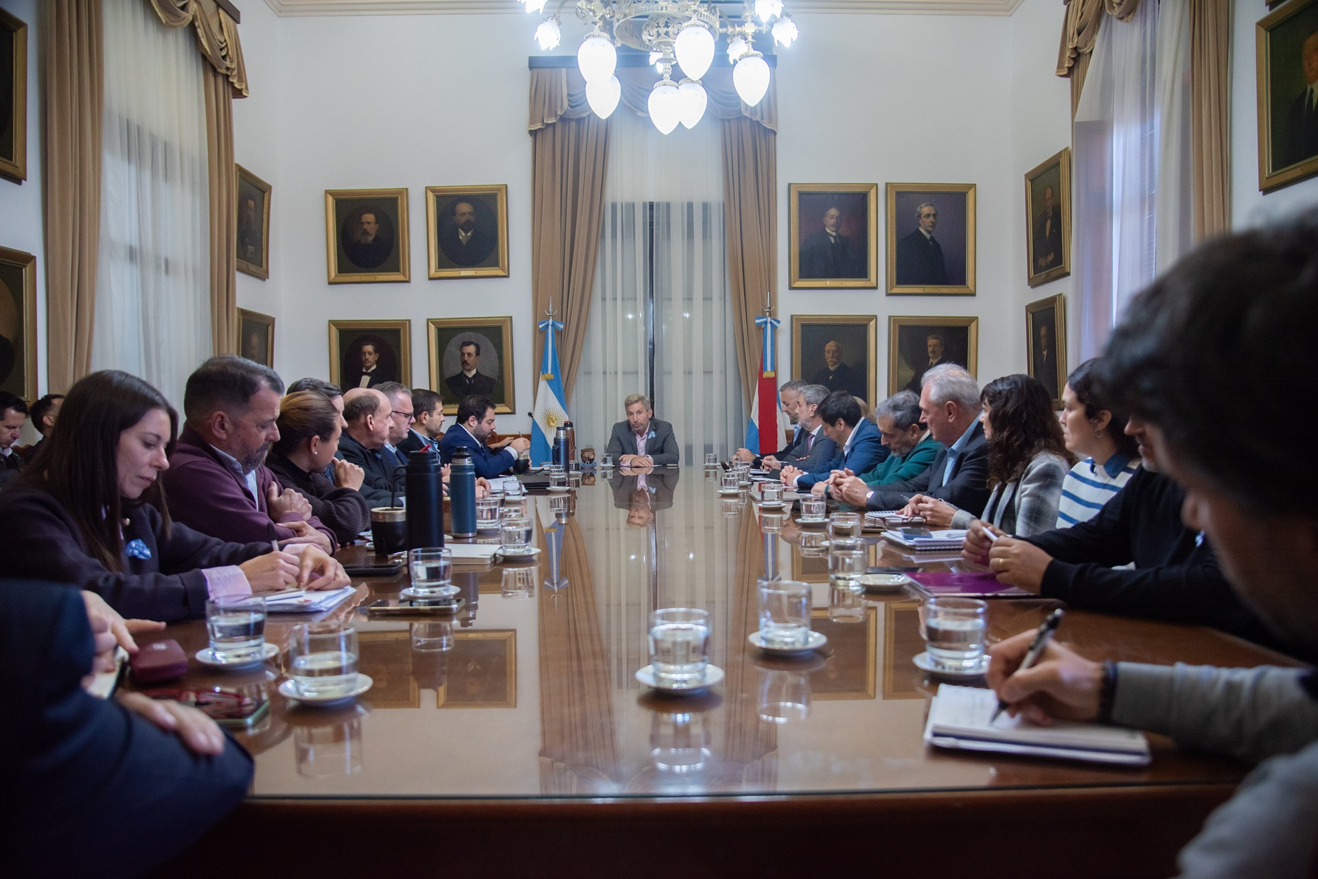Frigerio reunió el gabinete con el eje en la modernización del Estado, la transparencia y la eficiencia administrativa. - imagen de origen
