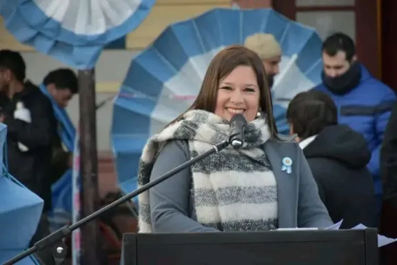 “Majo” Carro: solidaria, creyente, de promocionar la ciudad en la Plaza Los Fundadores, a ser hoy la voz de la movida tropical y concejal - imagen de origen