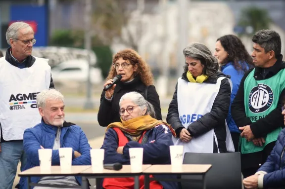 Mientras se debate la Reforma, los gremios mantienen en acampe frente a la Casa Gris - imagen de origen