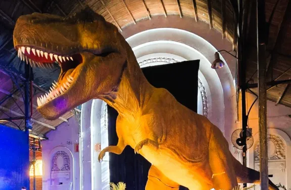 La muestra "Viven Dinosaurios" abre hoy en los Galpones del Puerto - imagen de origen