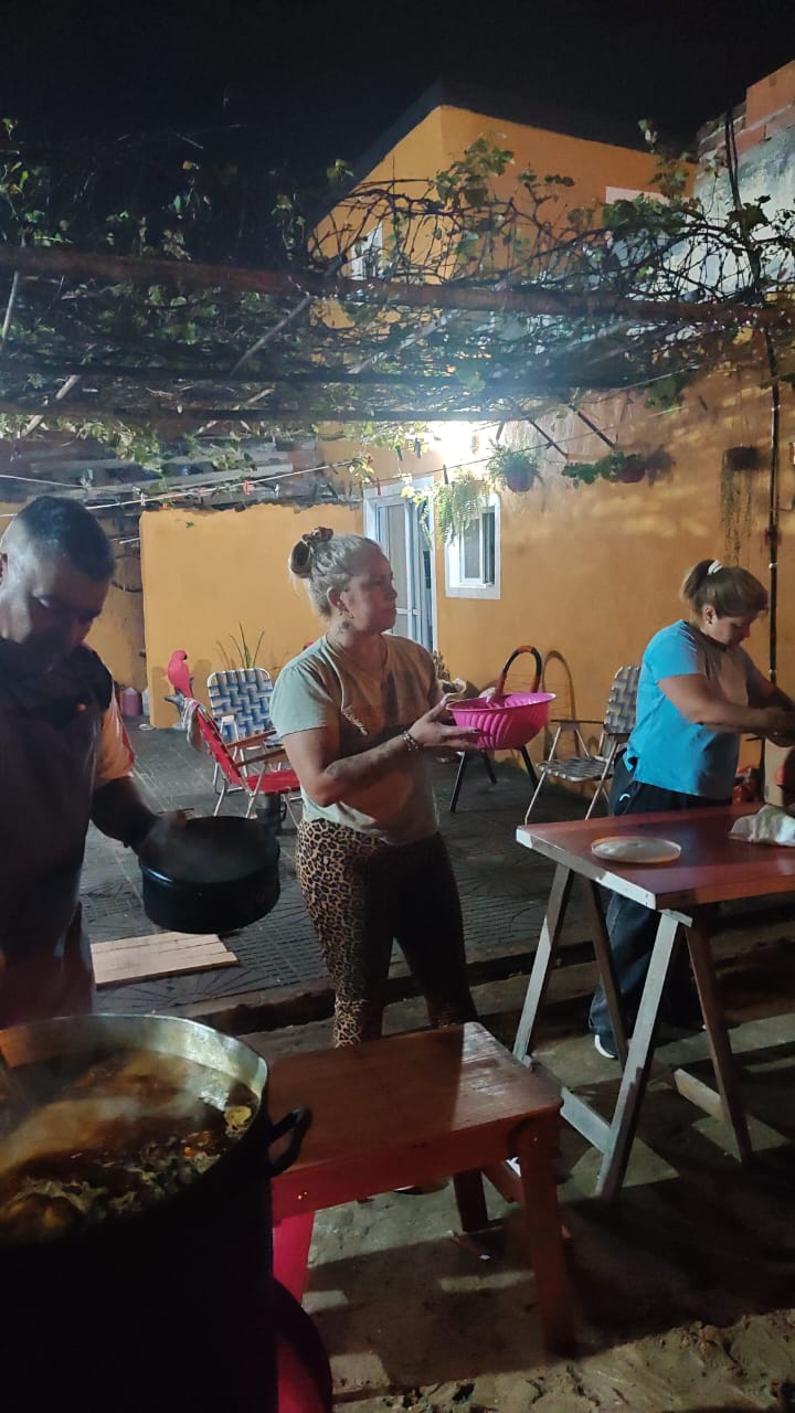 Historias de nuestra gente: Verónica y Marcelo, la pareja de Concordia que cada viernes le hace frente al hambre en el barrio San Juan 2 - 7PAGINAS - imagen de origen