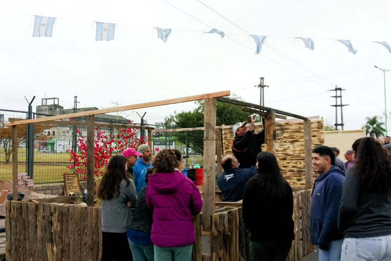 Desde muy temprano, estudiantes y familias llegaron al Corsódromo para vestirlo de celeste y blanco - imagen de origen