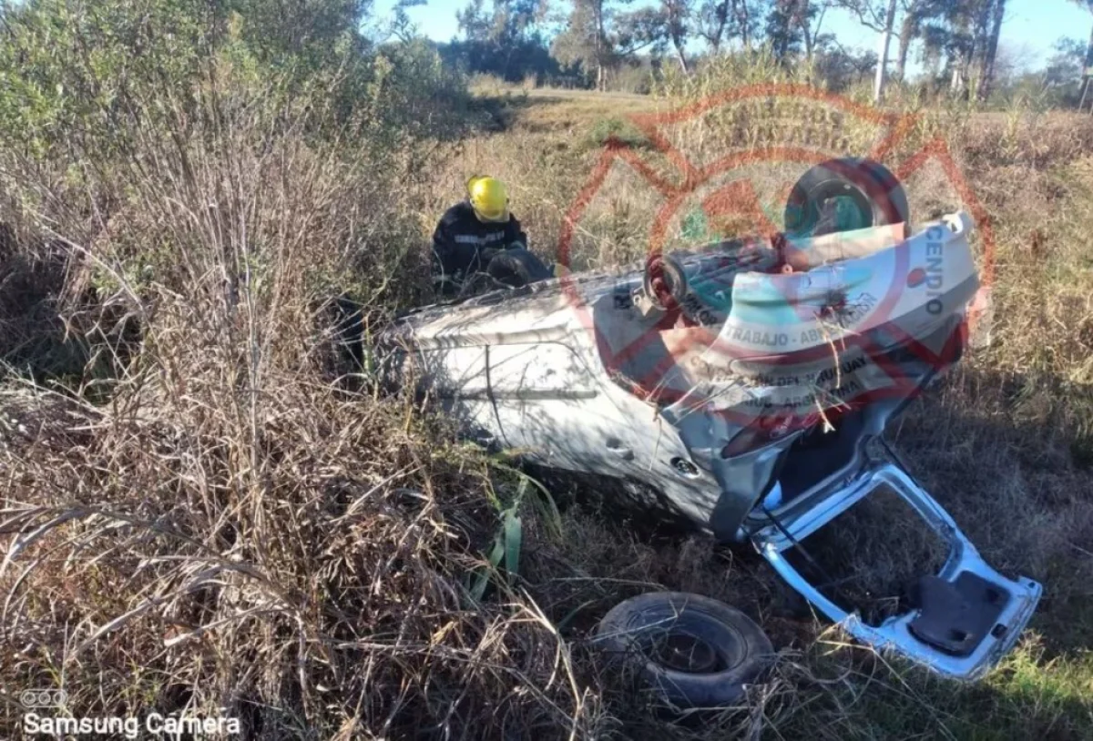 Se le desprendió una rueda mientras intentaba sobrepasar un camión y terminó volcando sobre Ruta 39 - imagen de origen