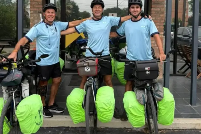 Ciclistas de Gualeguaychú están a 700 km de llegar al Mundial tras recorrer 17 países - imagen de origen