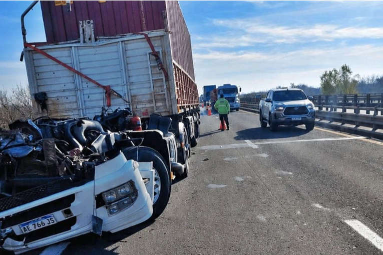 Choque entre una máquina vial y un camión obligó a cortar un tramo de la Ruta 14 - imagen de origen