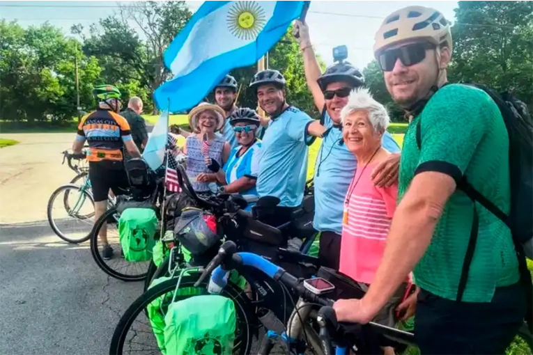 Biciviajeros entrerrianos llegaron a Kansas tras recorrer 17 países para alentar a Argentina - imagen de origen