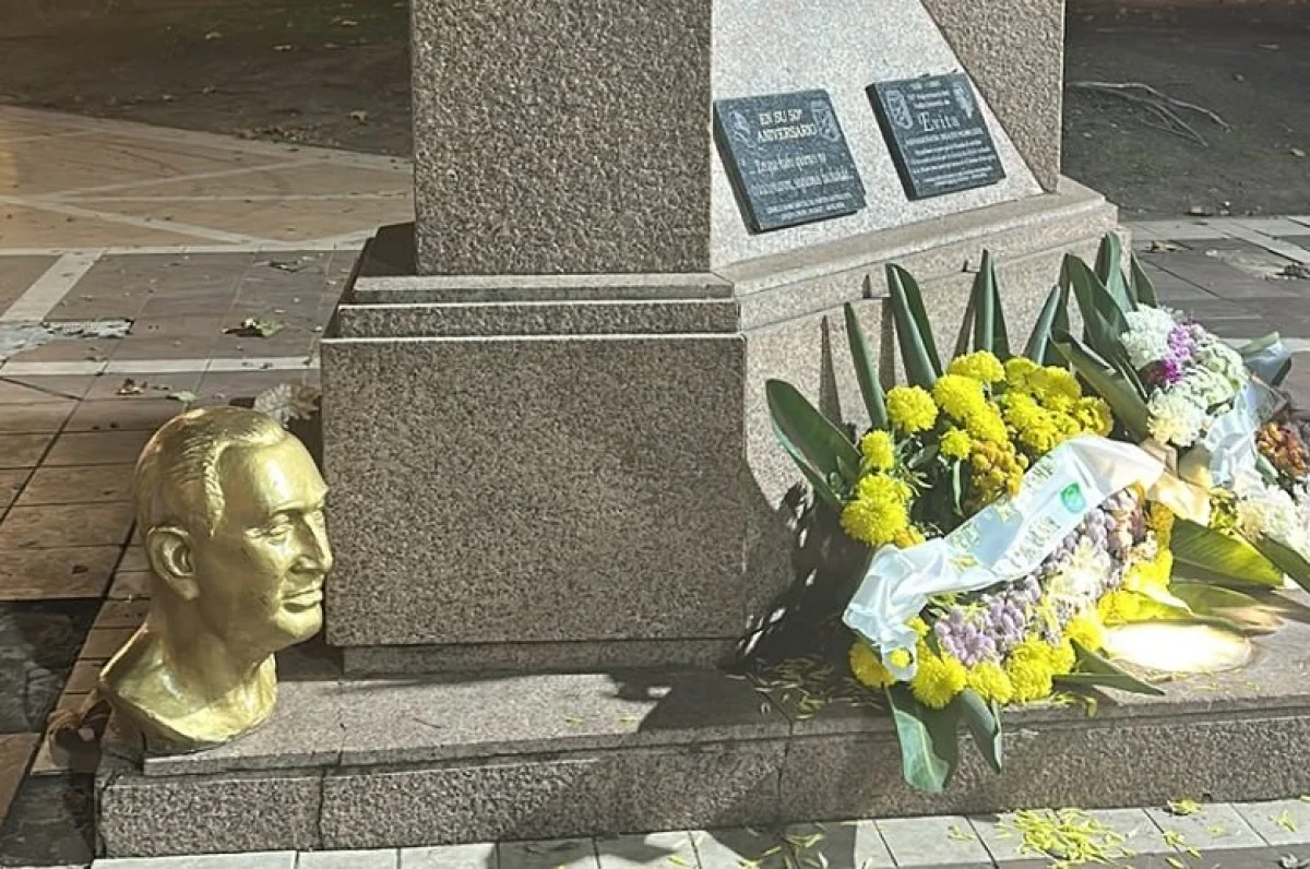 Vandalizaron el busto de Juan Domingo Perón - imagen de origen