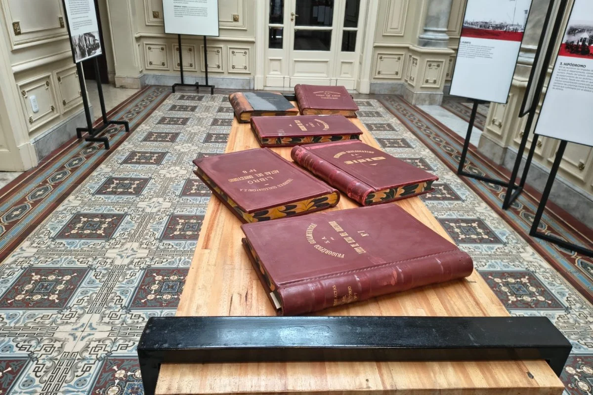 Incorporaron seis libros de actas del directorio del Frigorífico Gualeguaychú al Museo de la Memoria Popular - imagen de origen