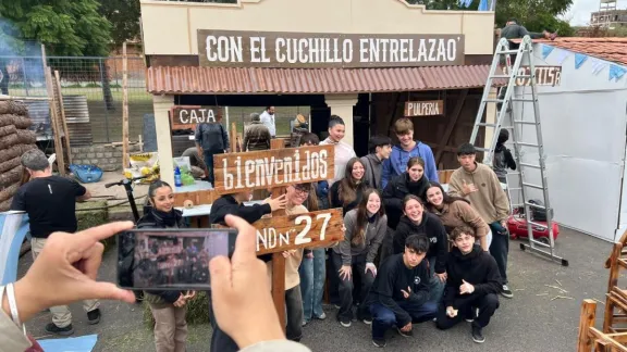 La fiesta que unió generaciones: padres e hijos armaron las pulperías del 25M - imagen de origen