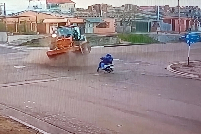 Video: El maquinista alcoholizado que chocó siete vehículos casi aplastó a un motociclista - imagen de origen
