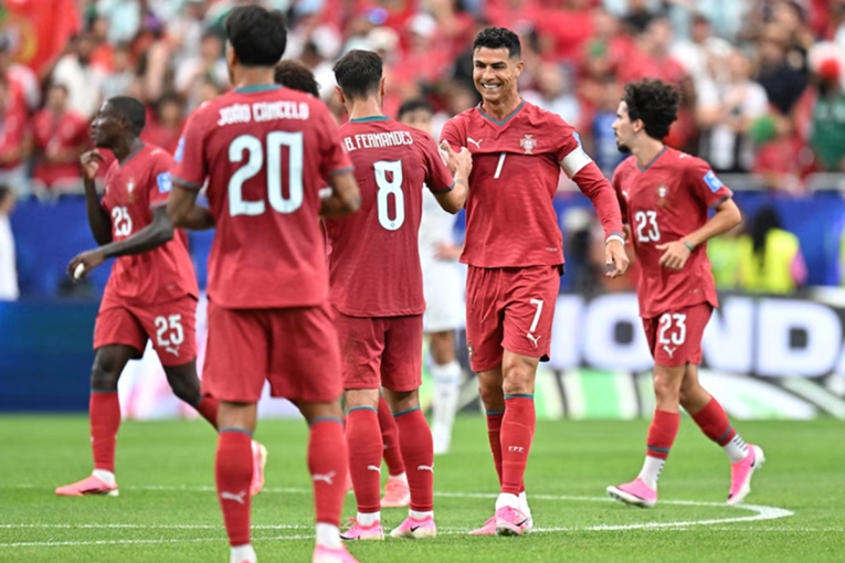Doblete de Cristiano Ronaldo y goleada de Portugal a Uzbekistán - imagen de origen