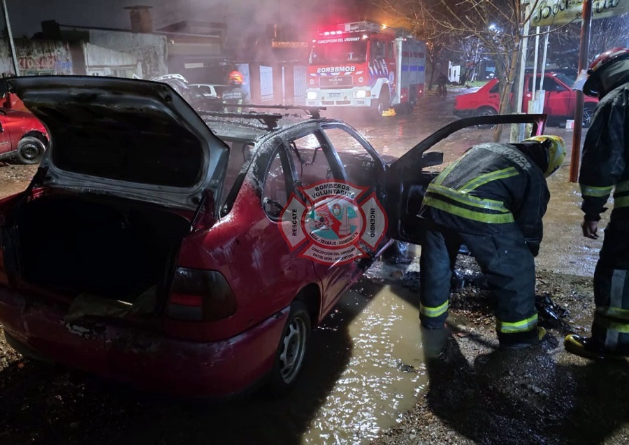 Se incendió un automóvil en barrio La Unión - imagen de origen