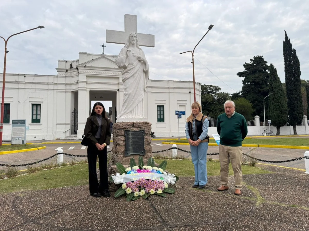 Con una ofrenda floral recordaron a periodistas fallecidos en el Día del Periodista - imagen de origen