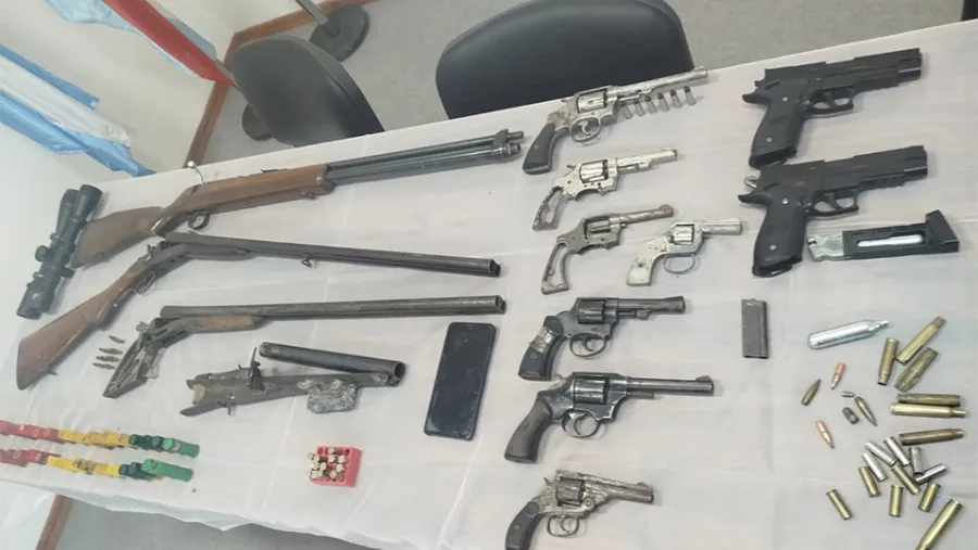 La Policía desbarató un arsenal clandestino en Villaguay y secuestran droga tras una denuncia anónima | Análisis - imagen de origen