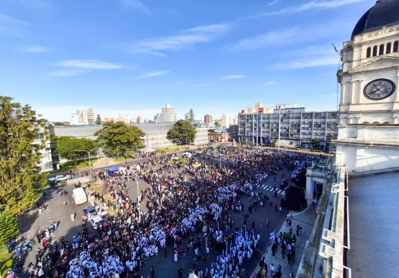 Miles de alumnos juraron a la Bandera ante la vicegobernadora Aluani - imagen de origen