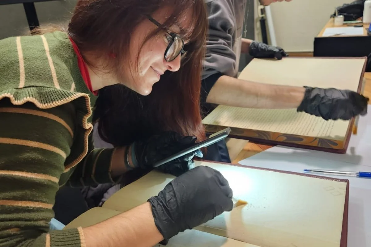 Estudiantes del Instituto Superior de Arte trabajan en la conservación de documentos históricos del exfrigorífico - imagen de origen