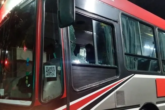 Detuvieron en Paraná a repartidor acusado de apedrear un colectivo y lesionar al chofer - imagen de origen