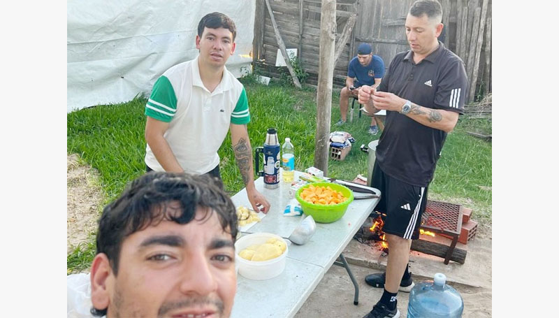 Enzo y Santiago, los jóvenes que cocinan para quienes más lo necesitan. - imagen de origen