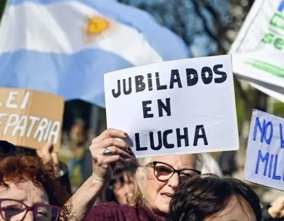 Jubilados docentes cuestionaron la reforma previsional y denunciaron que no pudieron exponer ante el Senado - imagen de origen