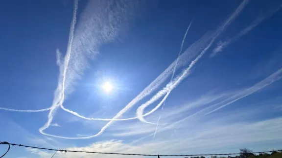 Aviones volando en círculos sobre Gualeguaychú: qué son las estelas que aparecieron en el cielo - imagen de origen